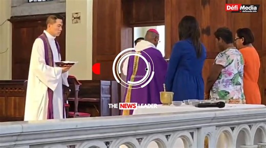 Mercredi des Cendres : début du carême sous le signe du recueillement En vue de la fête de Pâques, la messe de l’imposition des cendres a été célébrée ce mercredi 18 février à la Cathédrale Saint-Louis par Mgr Jean-Michael Durhône, marquant ainsi le début du carême chrétien. L’évêque de Port-Louis a rappelé que le carême est avant tout un travail du cœur et que tout changement commence de l’intérieur. Il a ajouté que le jeûne ne consiste pas seulement à se priver de certaines nourritures, mais a