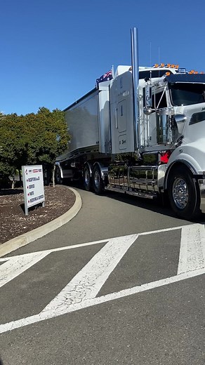 Showcasing the Kenworth Truck: A Polished Beauty