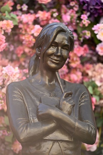 Renée Zellweger unveils Bridget Jones statue in London