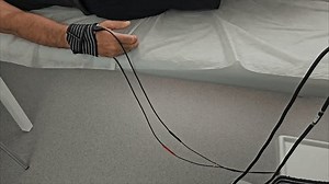 「腕に電極を設置したクリニックでの神経伝導検査を受けている患者」の動画素材（ロイヤリティフリー）3982918203 | Shutterstock