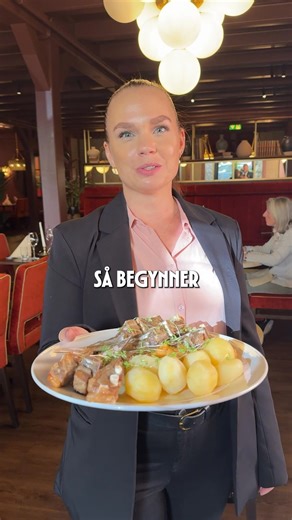 🎄Julen nærmer seg, og på Wesselstuen er vi klare! 🙌 🎅Fra 30. oktober serverer vi vår tradisjonsrike julemeny à la carte – med alt fra pinnekjøtt, lutefisk og juletallerken til innbakt nøttestek for den som ønsker et grønt alternativ ✨ For deg som vil ha en komplett opplevelse, tilbyr vi også 2- og 3-retters menyer med drikkepakke 🍷 Det blir fort fullt i førjulstiden, så book gjerne bord allerede nå ✨ 📅 booking.gastroplanner.no/wesselstuen/t 📞 Kontakt oss: ( 47) 55 55 49 49 / ( 47) 995 82 0