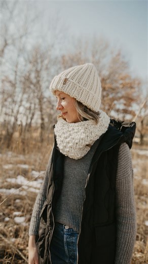 If you can knit and purl, you can make the Sandbar Cowl pattern! The pattern also comes with instructions for a matching hat and headband, and you get all three with your purchase. Finished hats and cowls available on my website too! Find the pattern on Etsy, Ravelry, or my website. I’m using @woolandthegang crazy sexy wool here. #easyknittingpattern #superbulkyyarn #sandbarcowl #knitting #knittingpattern | Woolly Bear Knits