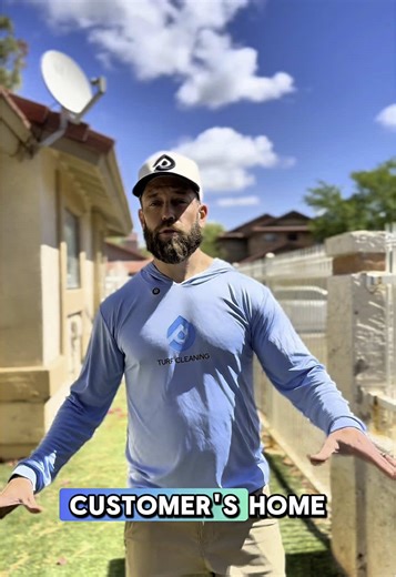 This transformation was EPIC! 1 year old turf, 7️⃣ 80lb dogs, reeked of pee, flies everywhere 🪰.. SOLVED. Turf looks and smells brand new. 💪