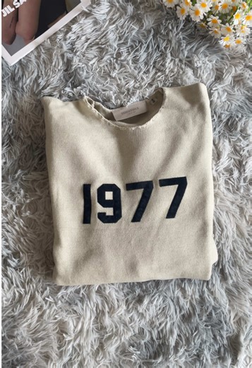 1977 Knitwear Essentials: A Fashion Must-Have