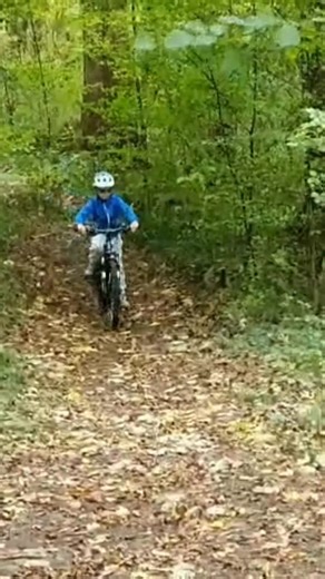 🚴 Drei Tage Bike-Abenteuer in den Herbstferien! 🍂 In den letzten Herbstferien erlebten 12 Kinder drei tolle Tage auf dem Bike! 🤩 Gemeinsam wurde geübt, auf verschiedenen Untergründen zu fahren – ob auf Blättern, Wurzeln oder Waldboden. 🌲💪 Auf einem grossen Platz standen Fahrtechnik, Gleichgewicht und Kurvenfahren im Mittelpunkt – mit Pilonen, kleinen Hindernissen und ganz viel Spass! 🎯🚵♂️ Gemeinsam macht Fahrradfahren einfach am meisten Spass – und so wurden diese drei Tage zu einem echte