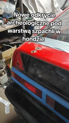 Ma ktoś pomysł co mogło się stać z tą klapą? Przecież w tym miejscu jest spojler/lotka więc co tu się wydarzyło -_-? Przy tym aucie naprawdę można poczuć się jak archeolog Dzisiaj wracam do gry ile może chorować xd Pozdrawiam wszystkich!!! #fyp #dlaciebie #honda #viral #for