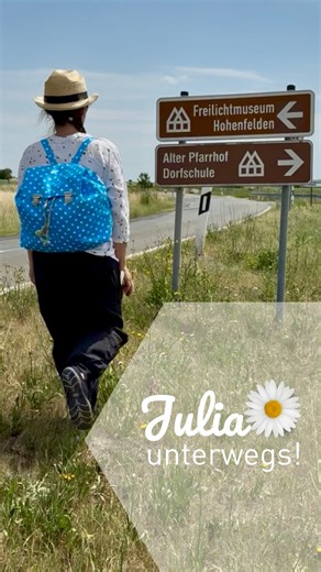 JULIA UNTERWEGS 🌼 Wir haben Julia wieder für euch🌸 losgeschickt und sie zeigt wo man Spaß haben kann, sich super entspannt und wo es die schönsten Plätze in der Natur gibt. Setzt du also auch deinen Rucksack 🎒 auf, schnapp dir die neue Freizeitkarte fürs Handy, komm mit und schau mal, was es im Weimarer Land alles zu erleben gibt. 📍Hast du erkannt wo sie heute unterwegs ist? Julia hat sich ausgetobt im Freilichtmuseum Hohenfelden. Vielleicht hast du auch mal Lust auf Spiele 🏏 aus dem vergan