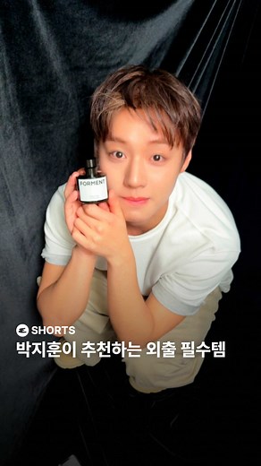 #제작지원 외출하는 사람 주목!🫸🏻🫸🏻🫸🏻 오늘 뭐 잊지 않으셨나요? 가방 속에서 지훈이가 기다리고 있답니다. 지훈이가 추천하는 포맨트 코튼허그도 함께 챙겨가세요. 🧶 - @0529.jihoon.official @포맨트 FORMENT #박지훈 #포맨트 #PARKJIHOON #FORMENT - Editor 김지효 Videographer 오정빈 D.O.P 홍민혁 Stylist 이태희 Hair Artist 홍현승 Makeup Artist 안세영 Set Stylist 이다인(ONDOH) Art Designer 조혜수