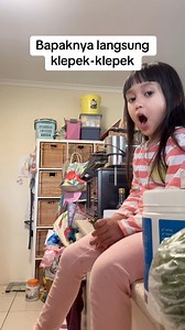 Makan Batang/ Bonggol Brokoli! Anak ini pintar mendapatkan apa yang dia inginkan. Lagi mau masak-masak ditemani Zahli ngobrol. Awalnya ngobrol santai sembari dia makan batang brokoli yang renyah kriuk-kriuk. Kemudian dilanjutkan dengan pokok pembicaraan bahwa dia mau dibelikan Babychino. Minuman anak2, seperti Cappuccino namun tanpa coklat dan kopi. Biasanya dia saya ajak ke Cafe waktu menunggu Alira selesai menari. Namun ternyata kalau sama lbuknya tidak pernah diajak. | The Sudarmanto Family