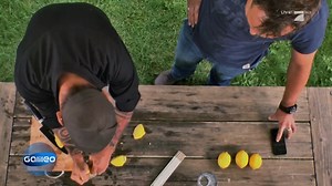 4.6K views · 31 reactions | Wer kann schneller und besser heiße #Eier schälen 讀 , eine #Zitrone auspressen  oder #Erdnüsse 樂 schälen? Harro hat einige praktische Life Hacks für die #Küche gefunden. Damit fordert #Galileo einen Profikoch heraus. ‍ | Galileo | Facebook