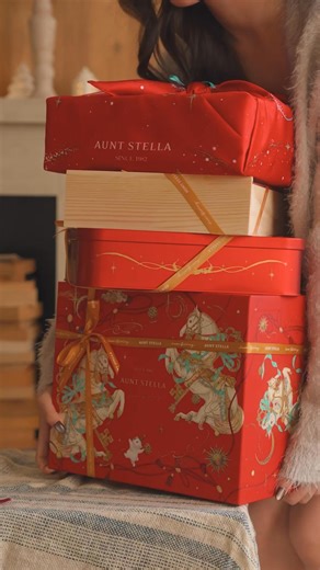 春節送禮，首選𝑨𝒖𝒏𝒕 𝑺𝒕𝒆𝒍𝒍𝒂 詩特莉🎁 質感包裝 × 新年限定口味，一次準備到位 完售倒數中▸▸https://reurl.cc/gnzK5b #春舞之匣🐴https://reurl.cc/KOp4Ye 質感原木抽屜禮盒，搭配新年限定口味，讓送禮兼具體面與心意 #春舞之錦🐴https://reurl.cc/Ebp40A 詩特莉日式經典風呂敷禮盒，絲質布巾呈現出透亮喜氣的紅，搭配木盒的細節，贈禮質感滿分 #春舞和樂🐴https://reurl.cc/eV6LbL 公益鐵盒款，附贈邀請陽光基金會兒童創作公益紅包袋，獻上最溫暖的新年祝福💕每盒捐助15元公益金 #瑞駒迎春🐴https://reurl.cc/GGo4YZ ESG環保禮盒，碳排放低於一杯拿鐵💕每盒捐助15元公益金 企業大宗訂購 | 立即洽詢專人服務 → https://reurl.cc/R9jWmr 📣大宗訂購再享多盒優惠 ✧更多新春禮盒優惠立即點進官網 ↳ https://reurl.cc/gnzK5b | Aunt Stella 詩特莉手工餅乾