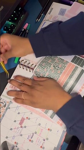 A WICKED POPULAR weekly spread 😉 | A Wicked themed weekly planner spread 🪄💚🩷 #wickedplanning