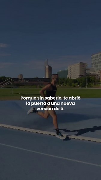 La mayoría empezamos a correr porque alguien nos inspiró. Pero solo los que seguimos aquí sabemos que correr no es un simple hobby: es una inversión en disciplina, salud y rendimiento 🔥 Si alguien te abrió la puerta a este camino, agradéceselo 🙌 Y si tú eres de los que invita a otros a correr, sigue haciéndolo. Nunca sabes a quién le puedes estar cambiando no solo la rutina… sino la vida 🤝 @academiarunningmaster · · · · · · · · · · #running #academiarunningmaster #correr #mediamaraton #marato