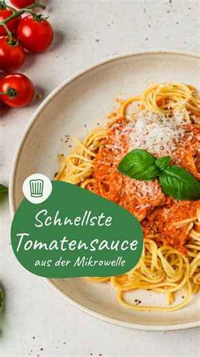 Schnelle Tomatensauce ohne Topf? 🤓 Kein Witz. Diese Mikrowellen-Tomatensauce spart dir Zeit, Abwasch und schmeckt trotzdem wie lang geköchelt. Mit Knoblauch, Zwiebeln, Basilikum und einem Schuss Sahne wird’s richtig cremig. Perfekt für Pasta, Pizza oder als Dip zu geröstetem Brot. Und der beste Part: Du kannst sie auf Vorrat machen und portionsweise einfrieren. Zutaten: 500 g Cherrytomate(n) oder Datteltomaten, kleine 2 EL Olivenöl 2 Knoblauchzehe(n) 0.5 m.-große Zwiebel(n), rote 5 Blätter Basi