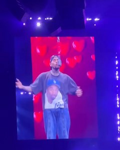 263K views · 11K reactions | Chris Brown rocking a Kobe Bryant shirt during his L.A. show  | HipHopDX.com | Facebook