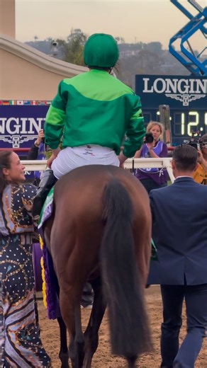 Gezora closes out #BreedersCup in the Maker's Mark Filly & Mare Turf.🏆💜 | Breeders' Cup World Championships