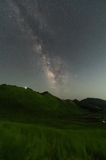 夏の曽爾高原に昇る天の川 今回はペルセウス座流星群狙いで、初の近畿地方は曽爾高原へ！！ ここは、標高が800から山頂では1000mほどにもなる場所です。この日は風が強く、日が沈むと気温も20℃ほどに🙌夏とは思えないほどの過ごしやすい環境でした！！ 天の川に関しても、肉眼でもはっきりと観測できる2000m級の撮影地にも引けを取らない美しさでした。 ちなみなお目当てのペルセウス座流星群は、画角には捉えきれず😭極大日ではないのと、放射点がまだ低い位置の時間帯しか撮影できなかったことが裏目に出ました、、、 今年の極大日は、8/12の夜となり新月期と重なるため天気が良く、ひらけた場所での観測をお勧めします🔭 時間帯は、暗くなれば基本的には観測できますが23時以降から明け方を狙うと1時間に30〜40個ほどの流星や火球を見ることができますので皆さんもぜひ挑戦してみてください🌠 撮影した写真は、また後日投稿しますのでお楽しみに！ X:@hytPhoto_like Instagram:@hyt___world #ペルセウス座流星群 #天の川 #曽爾高原