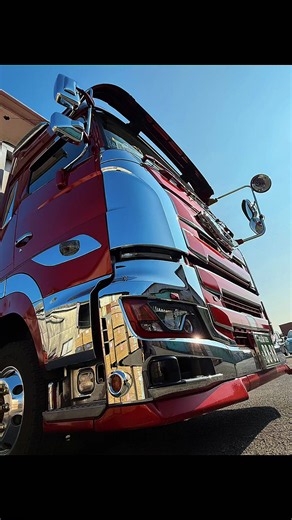 7月2日23号線で大型３台の玉突き事故にあってしまいました🥲 1番先頭でしたが荷物を積んでいたので衝撃がヤバかった🙃 フレコンだったからまだ良かったけど違ったら積荷も悲惨だったと思う…🫨 先頭でも鞭打ち辛いから真ん中の人はもっとやばいんだろーな… 23号線のこの事故で大渋滞してしまってそれにハマった方が居たらすみませんでした🙇‍♀️ トラックは写真の通り後ろはあんな状態だし箱は歪んでキャッチ閉まらないし最低でも3ヶ月は離れ離れになってしまうので代車を借りるのかどーするのか分からないけどしばしのお別れが寂しい… ストーリー見て心配してくれた方々ありがとうございました🙂‍↕️ #17プロフィア #トラック女子 #大型トラック #トラック運転手 #大型ドライバー