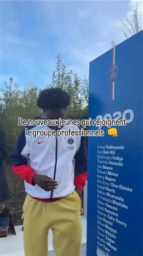 🔴🔵 DE NOUVEAUX VISAGES AU GROUPE PRO ! Au Campus PSG, la saison avance… et les portes du groupe professionnel continuent de s’ouvrir à plusieurs jeunes talents issus de l’Academy. Travail, régularité, discipline : autant de critères observés de près par le staff, qui valorise les profils les plus prometteurs du centre de formation. Ces apparitions dans le groupe A ne sont jamais un hasard. Elles reflètent les performances du moment, mais aussi la mentalité recherchée par Luis Enrique : implica