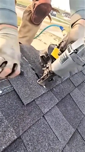 Fast Pneumatic Nail Gun Roof Ridge Cap Shingle Installation