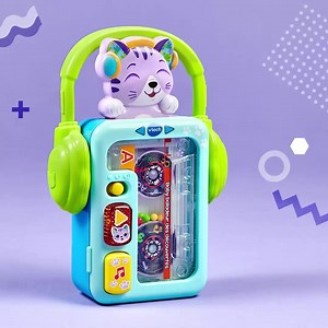 [NOUVEAU] 😸 La journée commence avec le Baby baladeur des découvertes ! 🤘 Ce petit baladeur au look vintage développe l'oreille musicale de votre bout de chou en explorant les 3 styles musicaux inclus. Alors ? Plutôt Classique, Rock ou Country ? 🎶 👶 Âge conseillé : 9-36 mois 💡 Mina, le chat, se met à bouger et les billes s’agitent dès que Bébé appuie sur les boutons ! N'attendez plus pour le découvrir 👉 http://bit.ly/3z8LQ6z | VTech Jouets