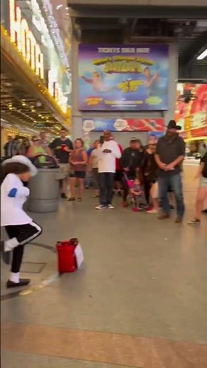 Kid performs Michael Jackson in Las Vegas #kiddance #michaeljackson #lasvegas #fremontstreet
