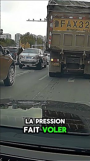 A Tire Blows Out and a Bumper Hits the Neighboring Car! 🚚💥 #tire #accident #bumper