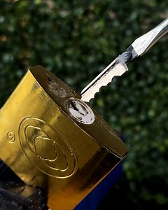 Tried this screwdriver trick to pull out a broken key 🔑🪛 | Magic Hands Creations