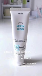 Etude House Soon Jung 2x Barrier Intensive Cream 💙💙 uses 93% naturally derived ingredients and minimal ingredients to balance, hydrate, and soothe skin with every use. Panthenol, a skin-benefitting compound closely related to Vitamin B5, delivers deep hydration while madecassoside, derived from Centella asiatica, repairs skin damage. Sunflower seed oil and shea butter also combine to nourish skin from within, keeping skin smooth and soft. With a low pH and free of potential irritants like frag
