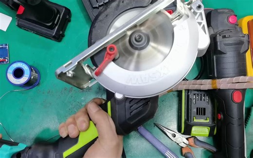 买了个电池盒套件，自己动手组装一块大艺A6电池！