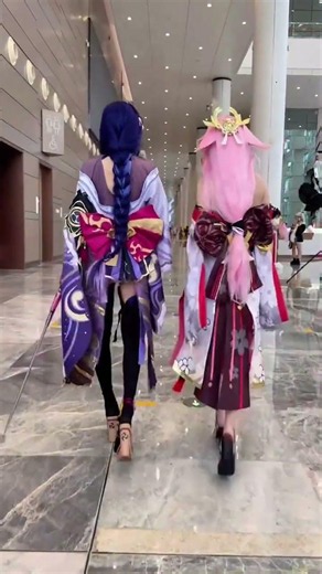 ✨ Twin Anime Cosplay Walk | Elegant Kimono Style & Convention Vibes 🎀🔥#TwinCosplay #Cosplayer Conv