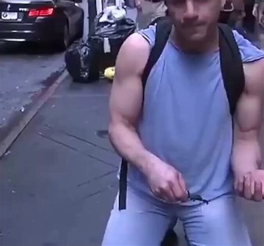 Raffi Stepanian, el hombre de Queens que excava en las grietas de las aceras en busca de materiales valiosos como diamantes, rubíes y oro