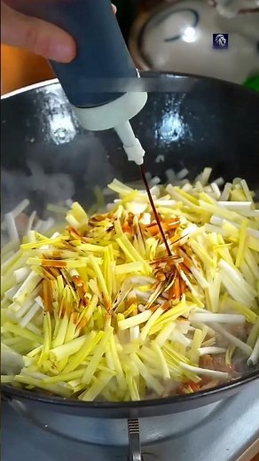 Why Chinese Farmers Cut Garlic Leaves Early 😱