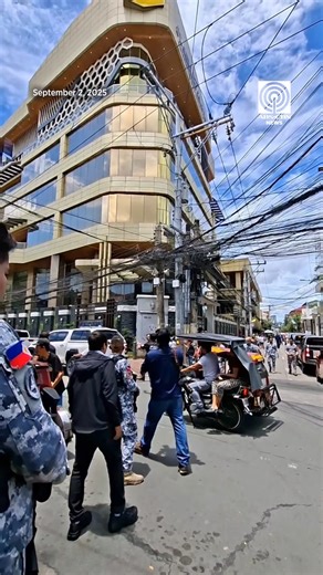 1.3M views · 13K reactions | Sitwasyon sa labas ng St. Gerrard Construction compound sa Pasig City, bandang alas-11 ng umaga nitong Martes, September 2, 2025, kung saan inihain ng Bureau of Customs ang search warrant kaugnay ng luxury cars na pag-aari nina Sarah at Curlee Discaya. | via Jonathan Cellona, ABS-CBN News | ABS-CBN News | Facebook