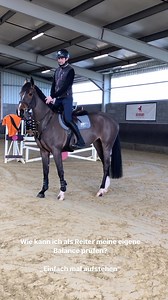 ❔Bin ich als Reiter in Balance? 🤩 Wer das prüfen möchte, kann einfach mal aufstehen, sagt Ausbilder und Buchautor Michael Fischer. Und zwar im Halten, Schritt, Trab und Galopp. 🦵Klappt das gut? Prima! Falls nicht: probiere mal, deinen Unterschenkel anders zu positionieren. Ist er unter deinem Körperschwerpunkt oder vielleicht zu weit vorne? Dann fällt es dir nämlich wesentlich schwerer, dein Gleichgewicht zu halten. 💡in unserem aktuellen März-Heft gibt @mf.training viele Tipps zur Balance. Be