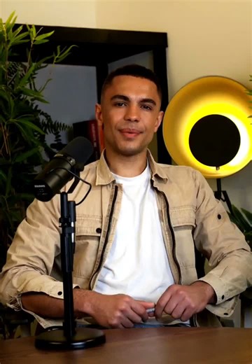 Chceš vedieť, čo si ľudia naozaj myslia, aj keď nepovedia ani slovo? 🤫 Reč tela ti prezradí viac než tisíc slov. Sleduj hlavne tie chodidlá v 1. fakte – to je absolútny gamechanger! 🦶🧠 ​Ktorý z týchto trikov si už niekedy nevedomky použil? Napíš mi do komentárov! 👇 #rectela #psychologia #socialnetriky #slovakia_tiktokers #zaujimavosti