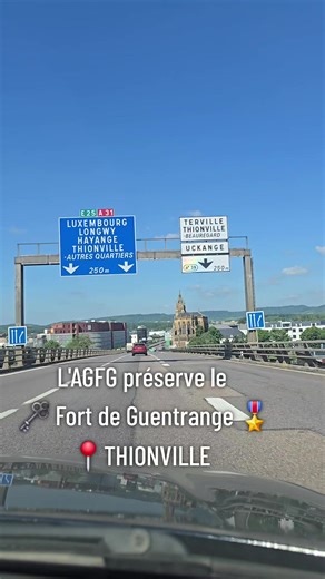 Le secret du Fort de Guentrange ? Ses bénévoles ! ​Derrière les murs imposants de cette ancienne fortification militaire à Thionville, toute l'équipe de l'AGFG (Amicale du Groupe Fortifié de Guentrange) s'active au quotidien. De l'entretien des espaces extérieurs avec l'appui de la ville de Thionville, à la préservation des galeries souterraines, chaque geste compte pour faire vivre ce joyau du patrimoine historique de Moselle. ​Que ce soit pour débroussailler les abords, restaurer les moteurs D