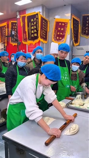 This girl ruined the bread on her first time working at a restaurant #facts