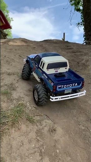 Tamiya Bruiser Hilux Toyota R/C 2012 Crawler fighting