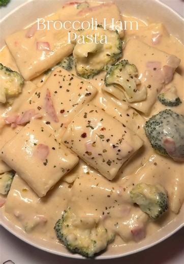 Brokkoli-Schinken-Pasta Für ca. 3 Portionen Zutaten * 250–300 g Pasta * 400 ml Sahne * 200 ml Wasser * 2 EL Rinderbrühe * 100 g Schinken, klein geschnitten * ½ rote Zwiebel, klein geschnitten * ½ Brokkoli, in kleine Röschen geteilt * 60 g Parmesan, gerieben * 60 g geriebener Käse (hier: Emmentaler) * 3–4 gehäufte EL Mehl * 1 Eigelb * Paprikapulver * Salz * Pfeffer Zubereitung 1. Die Pasta in Salzwasser kochen, bis sie fast gar ist. Anschließend abgießen und zur Seite stellen. Etwas Pastawasser a
