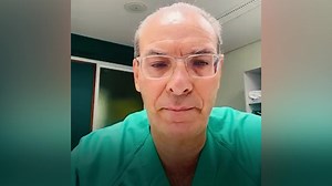 259K views · 1.2K reactions | Este médico español grabó este mensaje por petición de su paciente con COVID-19 al que tuvo que intubar. "Él me dijo que no se había vacunado por temor y lamentaba no haberlo hecho. Me pidió que transmitiera esta idea", dijo el doctor Domingo González. | Telemundo | Facebook