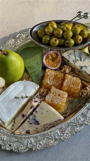 Marie planika☀️ on Instagram: "Je ne mange jamais de salade. Et non, ce n’est ni un manque de discipline, ni un désintérêt pour ma santé. Le mythe des salades nous a fait croire que manger “léger”, cru et vert était la clé du bien-être féminin. En réalité, pour beaucoup de femmes, les salades quotidiennes refroidissent le corps, irritent la digestion, fatiguent la thyroïde et augmentent le stress interne. Ballonnements, frilosité, fatigue après les repas… ce n’est pas dans ta tête. Ton corps n’a