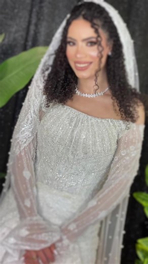 Our beautiful bride had afro-textured hair and chose a completely heat-free curly look ✨ With the right techniques & products, we created soft, natural, long-lasting curls perfect for her big day 👰‍♀️🤍 Tell us your opinion about the final result 😍👇 Booking through the link in bio 🔗 #curlyfurleeg #hairstylist #styling #bridecurlyhair #definition