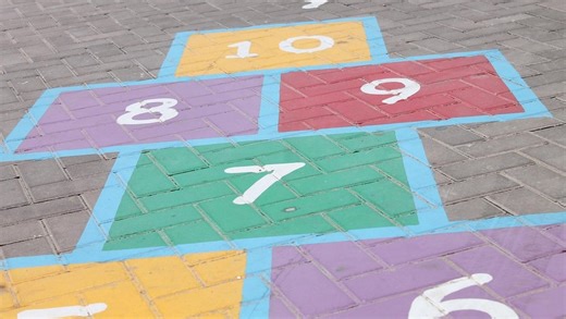 Les voisins se plaignaient du bruit des enfants : la cour de l’école Montessori va devoir rester fermée en attendant une médiation pour régler le litige