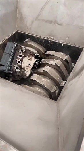 The equipment can shred metal, plastic, wood and other materials.#usedscrapmetalshredderforsale #heavymetalshredder #metalshredder #metalshredderscrapmanufacturer