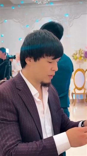 umirzakjan tiger on Instagram: "Obuna boʻling 😂 日本利用压电瓷砖将脚步转化为电能。这些瓷砖捕捉来自你脚步的动能。当你行走时，你的重量和动作会对瓷砖产生压力。瓷砖会轻微弯曲，从而产生机械应力。瓷砖内部的压电材料将这种应力转化为电能。每一步都会产生少量电荷，而数百万步结合在一起就能产生足够的电力来驱动 LED 灯、数字显示屏和传感器。在像涩谷车站这样繁忙的地方，每天大约有 240 万个脚步为这一系统作出贡献。这些电能可以被储存或立即使用，从而减少对传统电力来源的依赖，并支持可持续的城市基础设施。这种方法将日常运动转化为实用的可再生能源 #日本 #知识 #事实 #你知道吗 #推荐 科技 创新 历史 技术 实验 热门"