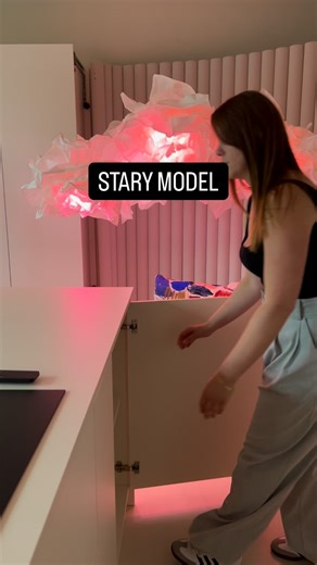 Stary chłop, nigdy nie będzie tak stary jak stara baba 😅 Ale w tej rolce chcieliśmy tylko pokazać, że firma @pekapolska ulepszyła swój system. I tak, teraz: 👉 stabilniejsza powierzchnia nawet podczas pracy urządzeń 👉 udźwig aż do 16kg 👉 do szafek 400-600 mm szerokości 👉 jego wymiary, dają możliwość zamontowania w szafce dodatkowej szuflady np. na akcesoria do Waszych urządzeń 👉 możliwość dopasowania blatu pod siebie Dla Nas - rewelacja! 💃🏻🕺 . . . meble na wymiar, kuchnia, kuchnia na wym