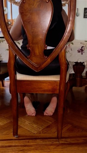 Sneaky under table scrunched soles 🎥👀👀👀 #foot #feet #soles #toes #pedicure