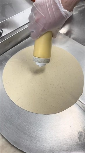 If you haven’t tried our Chanti Sticks yet… this is your sign 👀 Fresh Pizza Dough brushed with Garlic Butter, topped with our signature shaker seasoning, and loaded with melty Mozzarella. A fan favorite for a reason🤍 | Chanticlear Pizza
