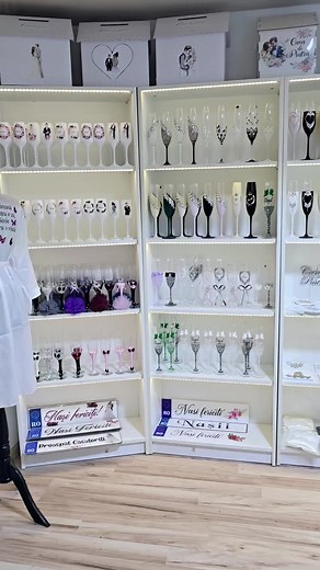 Comenzile se pot trimite pe facebook: Exclusiv Decor instagram : Exclusiv.decor whatsapp - 0753 636 768 #cutiiverighete #paharecustrasuri #paharenunta #pancartebineativenit #accesoriinunta #tavagatitulmiresei #tavagatitulmirelui #nunta2025 #paharecuperle #paharenasi #paharemiri #paharecuperle